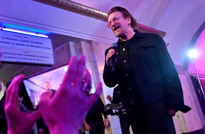 Bono, en el show sorpresa en Kiev
