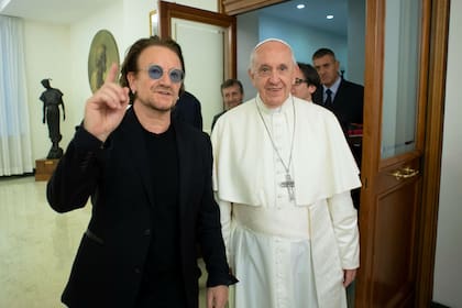 En 2020 El Papa recibió a Bono, a quien le agradeció su colaboración con la Fundación pontificia Scholas Ocurrentes, dedicada a inclusión social por medio de la educación.