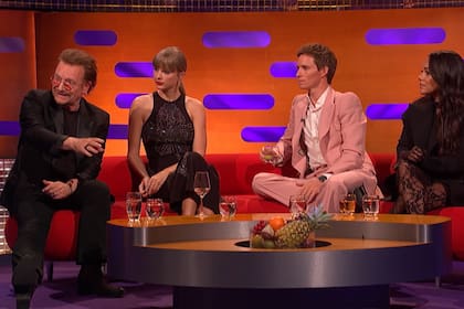 Bono, Taylor Swift, Eddie Redmayne y Alex Scott en el living del Show de Graham Norton