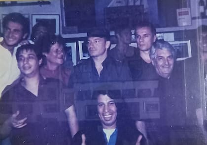 Bono y Larry Mullen Jr., de U2, cuando visitaron El Obrero