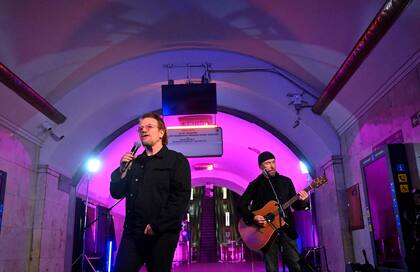Bono y The Edge en el metro de Kiev