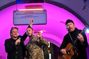 Bono y The Edge dieron un show sorpresa en el subte de Kiev con un soldado ucraniano