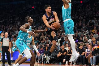 Booker anota 30 y Suns vence 111-99 para frenar racha de 10 triunfos de Hornets fuera de casa