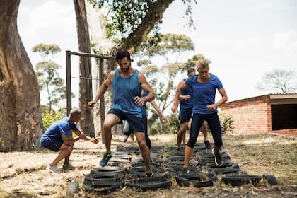 Boot Camp se inspira en el entrenamiento militar, tipo funcional, que incluye correr por la arena, trepar una soga, correr escaleras o reptar