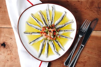 Boquerones con olivas y pimientos