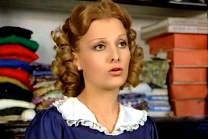 Marta González como Nené, la inocente rubia enamorada de Etchepare