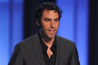 Sacha Baron Cohen cantó canciones racistas en un encuentro de ultraderecha