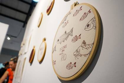 Bordado de Fer Alberto, una de las tantas obras inspiradas en el río en la Feria de Arte de Paraná