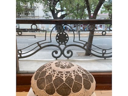 Bordado sobre piedra de Alejandra Bonfanti