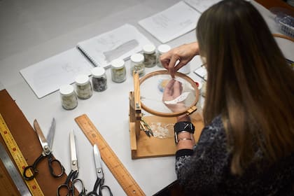 Bordados y terminaciones a mano, el trabajo artesanal que Suami le dedica a sus piezas