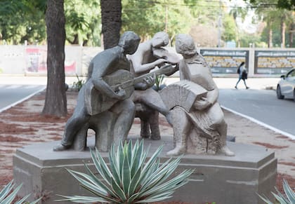 “Bordoneando (tango)”, de Francisco Mártire, instalada en un boulevar frente a la Plaza 25 de Mayo.