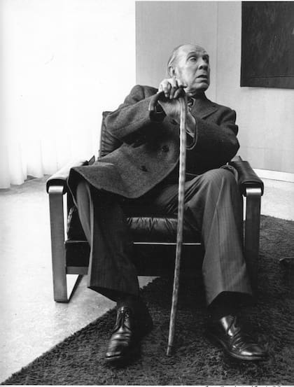 Borges, en el aeropuerto de Orly, en 1978, una de las muchas imágenes que tomó del autor de Ficciones