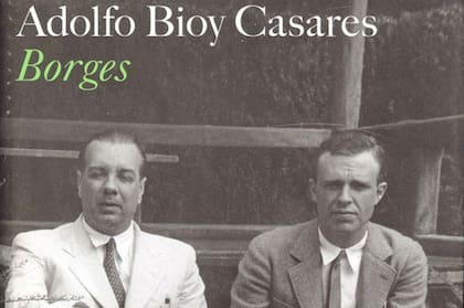 Borges, la biografía que incluye conversaciones entre Bioy y el autor de "El jardín de los senderos que se bifurcan", entre los mejore libros del siglo XX