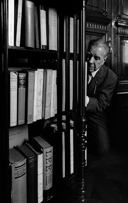 Borges, retratado por Sara Facio en una biblioteca porteña