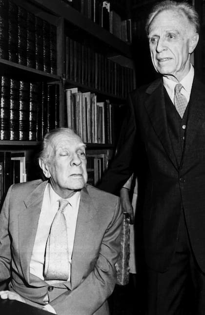 Borges y Bioy Casares en la librería de Alberto Casares, en noviembre de 1985
