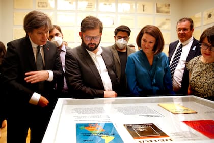 Boric con Duprat y Mariana Marchesi, directora artística del MNBA, en la muestra dedicada a las heliografías