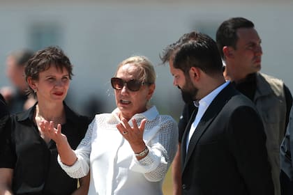 Boric conversa con la viuda de Piñera, Cecilia Morel (Photo by RAUL BRAVO / AFP)