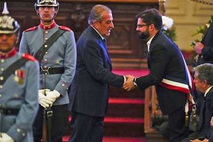 Boric recibe al expresidente Eduardo Frei (AP Photo/Esteban Felix)