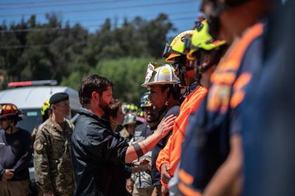 Boric saluda a los bomberos que combatieron los incendios de Viña del Mar hace semanas