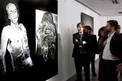 Boric y el director del MNBA, Andrés Duprat, con una de las obras de Deira que se exhibrián desde junio en el museo