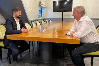 Boric y Kast, en el Hotel Fundador, donde el presidente electo tenía su búnker