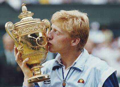 Boris Becker, el trofeo de campeón de Wimbledon y los tiempos de gloria.