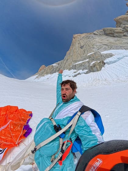 Boris Egorov al momento de aterrizar tras la hazaña