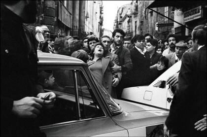 Boris Giuliano, jefe del "escuadrón volador", en la escena de un asesinato en Piazza del Carmine, Palermo, 1978. Él sería asesinado por la mafia un año después