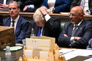 Aislado y agobiado por la crisis, Boris Johnson se niega a renunciar, ¿pero hasta cuándo podrá resistir?