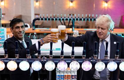 Boris Johnson con su entonces ministro de Hacienda, Rishi Sunak, durante una visita a una fábrica de cerveza