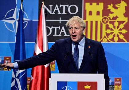 Boris Johnson, en la cumbre de la OTAN, en Madrid. (Photo by JAVIER SORIANO / AFP)