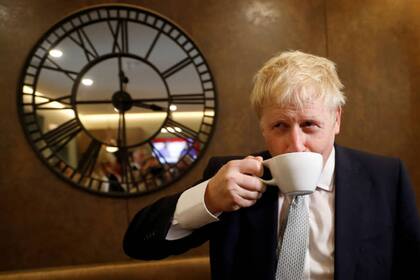 Boris Johnson, tomando el té en un local de Surrey días atrás