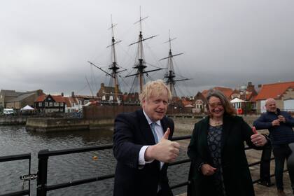 Boris Johnson, junto a la conservadora Jill Mortimer, que se impuso en Hartlepool 