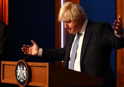 Boris Johnson pidió disculpas por las bromas exhibidas en los videos, que refieren al incumplimiento de las normas sanitarias, y una de las funcionarias implicadas renunció el miércoles a su cargo
