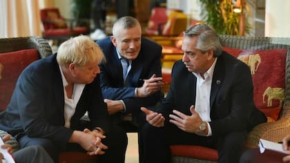 Boris Johnson y Alberto Fernández, en la cumbre del G-7. 
