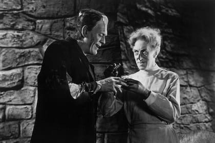 Boris Karloff y Ernest Thesiger en una escena de La novia de Frankenstein, de 1935