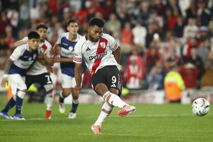 Borja ejecuta el penal que atajará Insfrán en la última jugada del partido