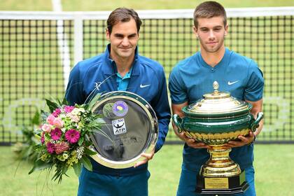 Borna Coric y una imagen pre-pandemia: ganó el ATP 500 de Halle al vencer en la final a Roger Federer