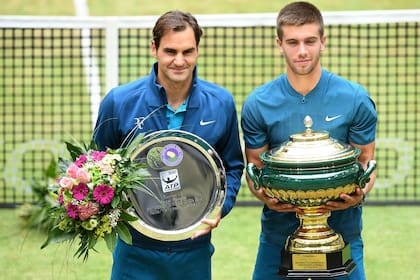 Borna Coric y una imagen pre-pandemia: ganó el ATP 500 de Halle al vencer en la final a Roger Federer