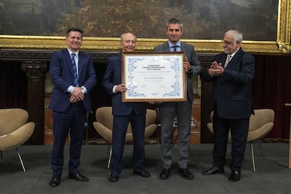 Bornoroni, Eduardo y Martín Menem, y Pagotto en un homenaje al exsenador