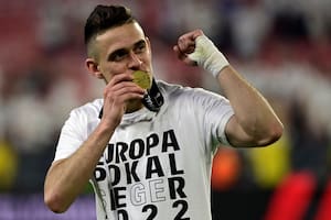 Borré besa la medalla de campeón de cara a los hinchas de Frankfurt