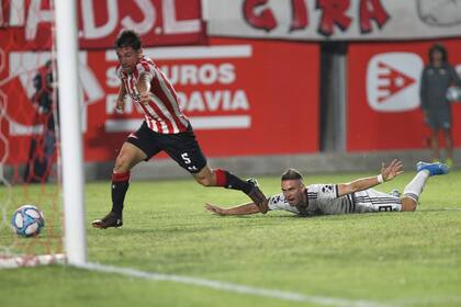 Borré definió ante Andújar y la pelota entrará suave al arco pese al esfuerzo de Mura, para establecer el 1 a 0 para River