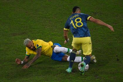 Borré disputa la pelota con Neymar, en el último Colombia-Brasil, por la Copa América.