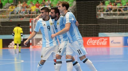 Borruto, Taborda y Brandi festejan uno de los goles en la victoria 5-0 ante ante Egipto, por los cuartos de final
