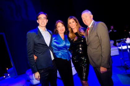 Bortis en Lima, Perú, junto a la modelo Cindy Crawford. “Por entonces ella era embajadora de una marca de relojes suiza”. El embajador, su esposa e hijo