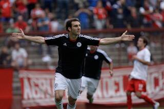 Estudiantes no luce, pero gana y es líder