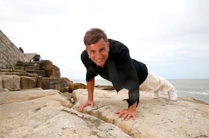 Bossi juega con el lente, sabe cómo potenciar su personaje