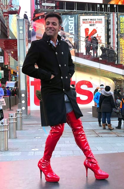 Martín Bossi en Nueva York, con las botas que simbolizan a la obra Kinky Boots