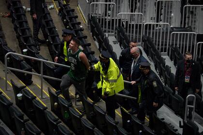 BOSTON, MASSACHUSETTS - 30 DE MAYO: Un fan es arrestado después de arrojar una botella de agua a Kyrie Irving # 11 de los Brooklyn Nets después del cuarto juego de la serie de primera ronda de la Conferencia Este contra los Boston Celtics en TD Garden el 30 de mayo de 2021 en Boston. Massachusetts. (Foto de Maddie Malhotra / Getty Images)