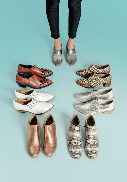 BOTAS 1. Botita plata ($ 3800, Carla Danelli). 2. Crocco ($ 3790, Blaqu?). 3. Tejana plata ($ 4390, Salman). 4. Reptil ($ 3100, Hush Puppies). 5. Dorada ($ 3100, Hush Puppies). 6. Con tachas ($ 2200, A Pie). 7. Suela con tachas ($ 3750, Ricky Sarkany). Calza negra ($ 2300, Mar?a Cher)